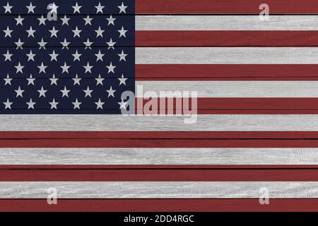 Flagge der Vereinigten Staaten auf Holzdiele Textur Hintergrund gemalt. Stockfoto