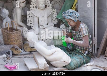 Lokale Frau sculpting Marmor Buddha, Amarapura, Mandalay, Myanmar (Birma), Asien im Februar - Arbeiten bei Marmor Stein Carving workshops Stockfoto