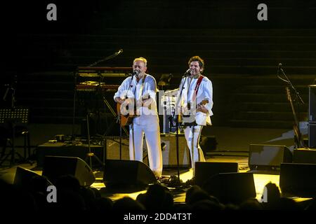 Der französische Musiker Matthieu Chedid, auch bekannt als 'M' (rechts), spielt mit seinem Vater, dem Sänger Louis Chedid, auf den Stufen des Bacchus-Tempels in der antiken Stadt Baalbeck, östlich von Beirut, Libanon, am 4. August 2018 im Rahmen des jährlichen Sommerfestivals in den römischen Ruinen. Chedids Familienwurzeln stammen aus dem Libanon und dies war ihr erstes gemeinsames Konzert dort. Foto von Ammar Abd Rabbo/ABACAPRESS.COM Stockfoto