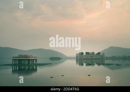 Ruinen von Royal Monsun Palast von See und Aravalli Hügel als Kulisse bei Tagesanbruch in Jaipur, Rajasthan, Indien umgeben. Stockfoto