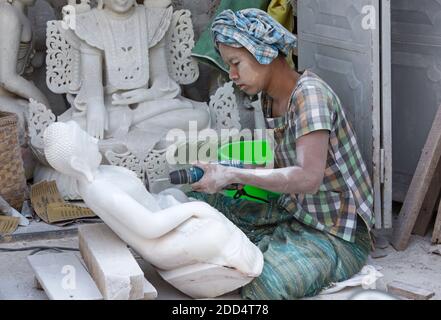 Lokale Frau sculpting Marmor Buddha, Amarapura, Mandalay, Myanmar (Birma), Asien im Februar - Arbeiten bei Marmor Stein Carving workshops Stockfoto