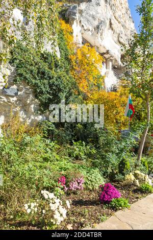 Mittelalterliches Basarbovo-Felsenkloster, dem Heiligen Dimitar Basarbowski gewidmet, Region Ruse, Bulgarien Stockfoto