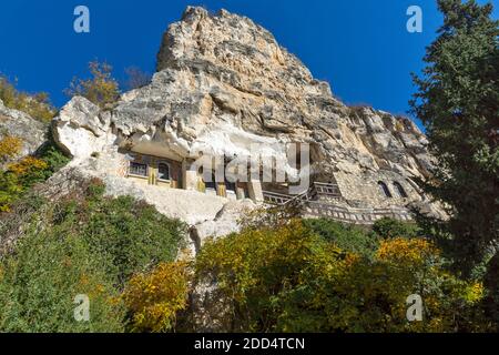 Mittelalterliches Basarbovo-Felsenkloster, dem Heiligen Dimitar Basarbowski gewidmet, Region Ruse, Bulgarien Stockfoto