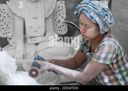 Lokale Frau sculpting Marmor Buddha, Amarapura, Mandalay, Myanmar (Birma), Asien im Februar - Arbeiten bei Marmor Stein Carving workshops Stockfoto