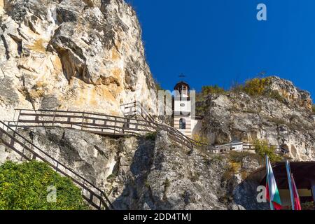 Mittelalterliches Basarbovo-Felsenkloster, dem Heiligen Dimitar Basarbowski gewidmet, Region Ruse, Bulgarien Stockfoto