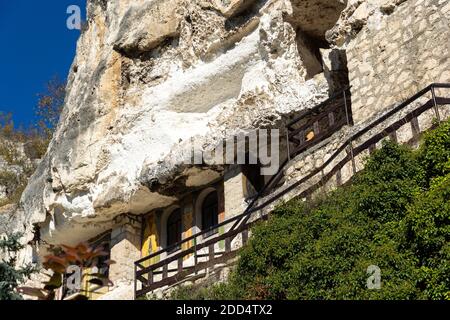 Mittelalterliches Basarbovo-Felsenkloster, dem Heiligen Dimitar Basarbowski gewidmet, Region Ruse, Bulgarien Stockfoto