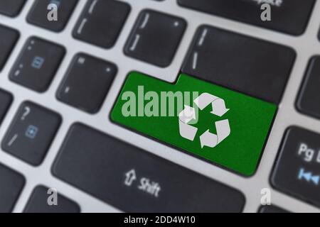 Einsparung des Umgebungskonzepts. Logo Recycling Symbol Symbol auf Laptop-Tastatur. Stockfoto