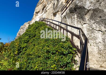 Mittelalterliches Basarbovo-Felsenkloster, dem Heiligen Dimitar Basarbowski gewidmet, Region Ruse, Bulgarien Stockfoto