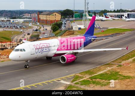 Luton, Vereinigtes Königreich - 9. Juli 2019: Wizzair Airbus A320 am Flughafen London Luton im Vereinigten Königreich. Airbus ist ein europäisches Flugzeugmanufa Stockfoto