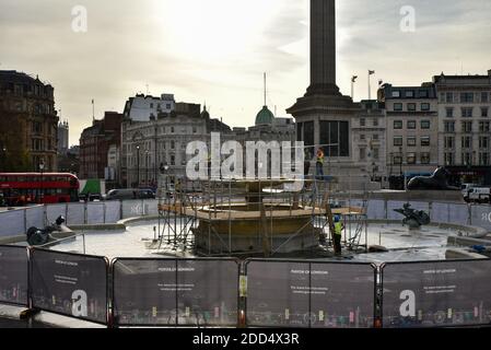 Trafalgar Square, London, Großbritannien. November 2020. Arbeiter stellten Gerüste um die Brunnen auf dem Trafalgar Square, bevor Reparaturen und Restaurierungsarbeiten durchgeführt wurden. Kredit: Matthew Chattle/Alamy Live Nachrichten Stockfoto