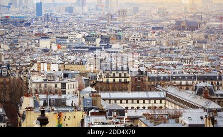 Luftpanorama von Montmartre über die Dächer von Paris bei schönem Sonnenaufgang, Paris, Frankreich Stockfoto