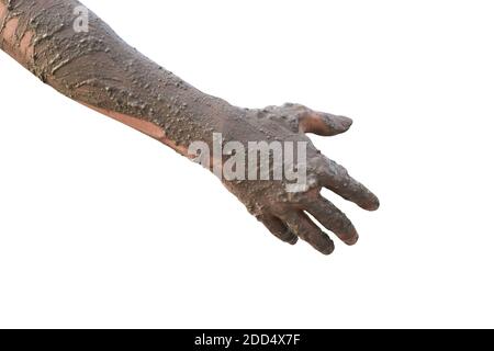 Hand bedeckt mit Schlamm isoliert auf weißem Hintergrund mit Clipping Pfad. Stockfoto