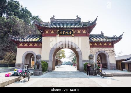 Ein traditioneller chinesischer Pavillon des Haupttores in den Putuoshan, Zhoushan Inseln, ein berühmter Ort in der chinesischen Bodhimanda des Bodhisattva Avalokitesva Stockfoto