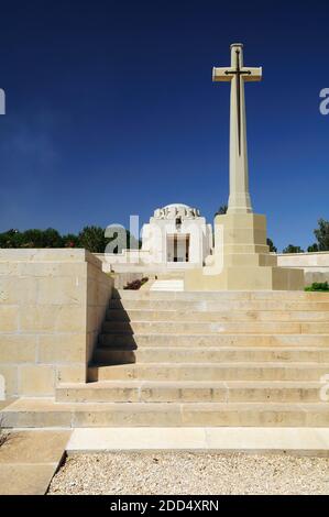 Riesiges Steinkreuz-Denkmal auf dem britischen Kriegsfriedhof in Jerusalem auf dem Berg Scopus. Stockfoto