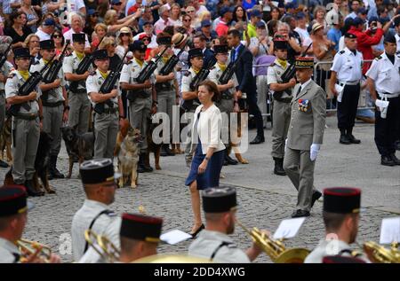 Frau Florence Parly, Ministerin für die Streitkräfte Frankreichs, kommt in die Kathedrale von Amiens, Frankreich, um an einem Gottesdienst anlässlich des 100. Jahrestages der Schlacht von Amiens und der darauf folgenden "Hunderttägigen Offensive" teilzunehmen, die ein entscheidender Punkt im Ersten Weltkrieg am 8. August 2018 war. Foto von Christian Liewig/ABACAPRESS.COM Stockfoto