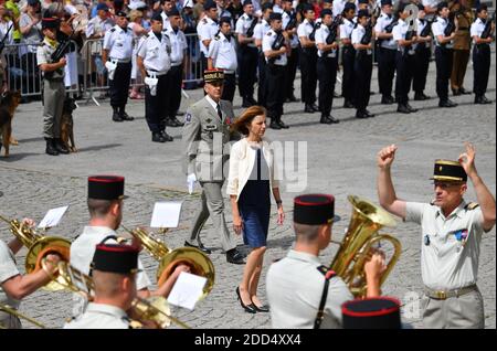 Frau Florence Parly, Ministerin für die Streitkräfte Frankreichs, kommt in die Kathedrale von Amiens, Frankreich, um an einem Gottesdienst anlässlich des 100. Jahrestages der Schlacht von Amiens und der darauf folgenden "Hunderttägigen Offensive" teilzunehmen, die ein entscheidender Punkt im Ersten Weltkrieg am 8. August 2018 war. Foto von Christian Liewig/ABACAPRESS.COM Stockfoto