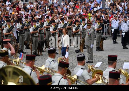 Frau Florence Parly, Ministerin für die Streitkräfte Frankreichs, kommt in die Kathedrale von Amiens, Frankreich, um an einem Gottesdienst anlässlich des 100. Jahrestages der Schlacht von Amiens und der darauf folgenden "Hunderttägigen Offensive" teilzunehmen, die ein entscheidender Punkt im Ersten Weltkrieg am 8. August 2018 war. Foto von Christian Liewig/ABACAPRESS.COM Stockfoto