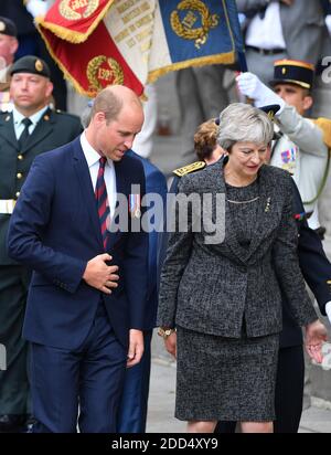 Die britische Premierministerin Theresa May und der britische Prinz William, der Herzog von Cambridge, in der Kathedrale von Amiens, nachdem sie an einer religiösen Zeremonie anlässlich des 100. Jahrestages der Schlacht des Ersten Weltkriegs (1. Weltkrieg) von Amiens im Nordwesten Frankreichs am 8. August 2018 teilgenommen hatten. Die Schlacht von Amiens läutete den Beginn der Hunderttägigen Offensive an der Westfront ein, die im November 1918 zum Waffenstillstand führte. Foto von Christian Liewig/ABACAPRESS.COM Stockfoto