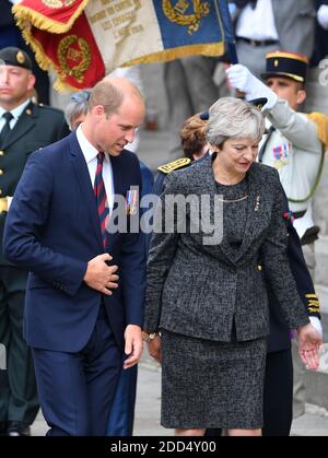 Die britische Premierministerin Theresa May und der britische Prinz William, der Herzog von Cambridge, in der Kathedrale von Amiens, nachdem sie an einer religiösen Zeremonie anlässlich des 100. Jahrestages der Schlacht des Ersten Weltkriegs (1. Weltkrieg) von Amiens im Nordwesten Frankreichs am 8. August 2018 teilgenommen hatten. Die Schlacht von Amiens läutete den Beginn der Hunderttägigen Offensive an der Westfront ein, die im November 1918 zum Waffenstillstand führte. Foto von Christian Liewig/ABACAPRESS.COM Stockfoto