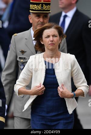 Frau Florence Parly, Ministerin für die Streitkräfte Frankreichs, kommt in die Kathedrale von Amiens, Frankreich, um an einem Gottesdienst anlässlich des 100. Jahrestages der Schlacht von Amiens und der darauf folgenden "Hunderttägigen Offensive" teilzunehmen, die ein entscheidender Punkt im Ersten Weltkrieg am 8. August 2018 war. Foto von Christian Liewig/ABACAPRESS.COM Stockfoto