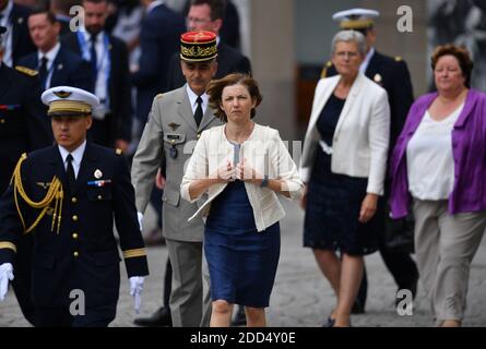 Frau Florence Parly, Ministerin für die Streitkräfte Frankreichs, kommt in die Kathedrale von Amiens, Frankreich, um an einem Gottesdienst anlässlich des 100. Jahrestages der Schlacht von Amiens und der darauf folgenden "Hunderttägigen Offensive" teilzunehmen, die ein entscheidender Punkt im Ersten Weltkrieg am 8. August 2018 war. Foto von Christian Liewig/ABACAPRESS.COM Stockfoto