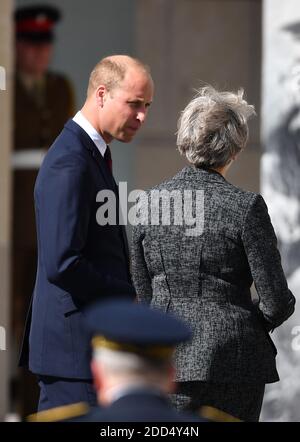 Die britische Premierministerin Theresa May und der britische Prinz William, der Herzog von Cambridge, in der Kathedrale von Amiens, nachdem sie an einer religiösen Zeremonie anlässlich des 100. Jahrestages der Schlacht des Ersten Weltkriegs (1. Weltkrieg) von Amiens im Nordwesten Frankreichs am 8. August 2018 teilgenommen hatten. Die Schlacht von Amiens läutete den Beginn der Hunderttägigen Offensive an der Westfront ein, die im November 1918 zum Waffenstillstand führte. Foto von Christian Liewig/ABACAPRESS.COM Stockfoto