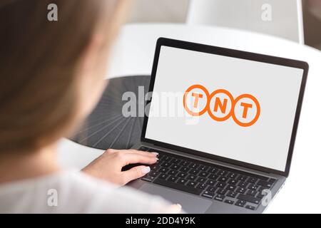 Guilherand-Granges, Frankreich - 24. November 2020. Notebook mit TNT-Logo. Niederländische internationale Kurierdienst-Unternehmen. Stockfoto