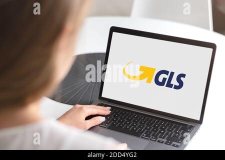 Guilherand-Granges, Frankreich - 24. November 2020. Notebook mit GLS-Logo. Britisches Logistikunternehmen. Stockfoto