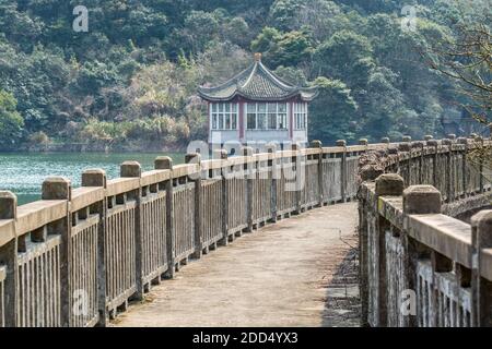 Traditioneller chinesischer Pavillon und Brücke neben dem See in den Putuoshan Bergen, Zhoushan Inseln, ein bekannter Ort in chinesischen Bodhimanda der Bodhi Stockfoto