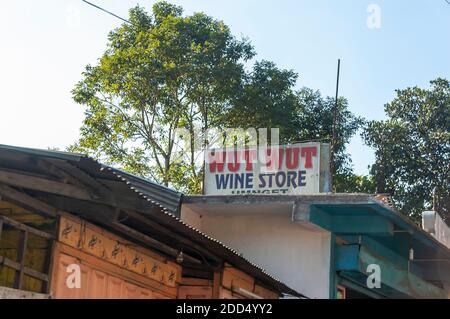 Ein Spirituosengeschäft/Weingeschäft namens Wut Wut auf dem Shillong-Guwahati Highway, Meghalaya, Indien. Stockfoto