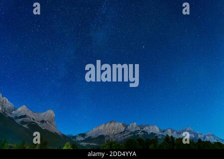 Sternenhimmel mit Rocky Mountains Mount Rundle in der Sommernacht. Stockfoto