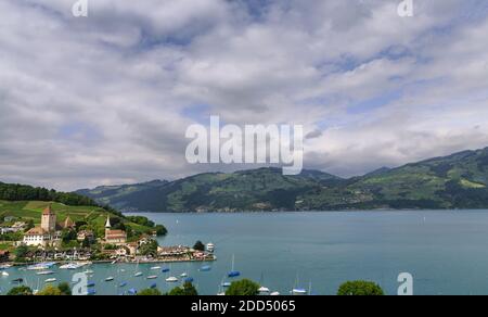 Blick auf kleine Stadt, schönen Thunersee, Marine und viele Boote. Stadt Spiez, Kanton Bern, Schweiz Stockfoto