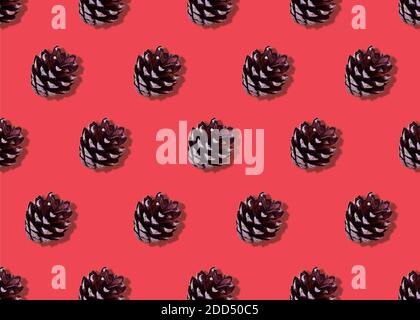 Muster aus Tannenzapfen auf rotem Hintergrund Stockfoto