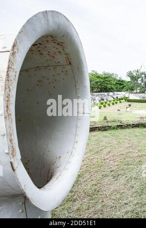 Lüftungs-Eisenschächte auf Bunkern am Samut Prakan Fort, Butterfly Island, Chao Phraya River, Thailand. Selektiver Fokus. Stockfoto