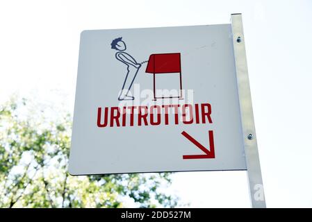 Ein 'uritrottoir' öffentliches Urinal wird am 15. August 2018 auf der Insel Saint-Louis in Paris, Frankreich gesehen. Diese trockenen, organischen Urinale verwenden kein Wasser, sondern sind mit Stroh gefüllt, das leicht kompostiert werden kann. Obwohl drei der Vorrichtungen im Frühjahr anderswo in Paris installiert wurden, haben ihre Ankunft auf der exklusiven Ile Sainte-Louis, nicht weit von der Kathedrale Notre Dame, vor allem Rippen und Spott und, unter einigen Anwohnern, sogar Wut hervorgerufen. Rathaus sagte, es habe die Einrichtungen "auf Wunsch der Bewohner" installiert, während festgestellt, das Projekt sei noch in einer Probephase. Die Urina Stockfoto