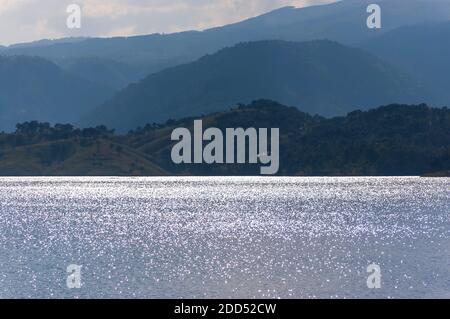 Sonnenlicht, das von Wasserwellen reflektiert wird, um Sonne am Umiam See, auch bekannt als Barapani See, am Stadtrand von Shillong, Meghalaya, Indien, glitzern zu lassen. Stockfoto