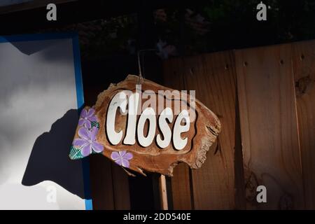 Vintage Holz Schild "geschlossen" hing an der Tür in Cafe-Shop. Stockfoto