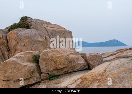Felsen und Strand in den Putuoshan, Zhoushan Inseln, ein bekannter Ort
