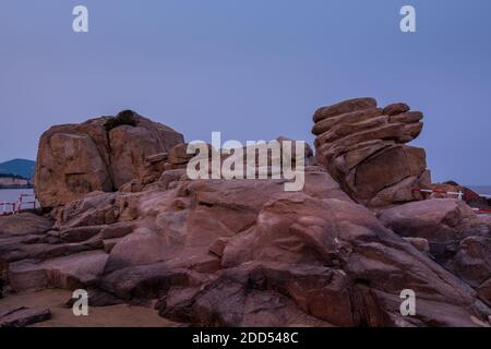 Felsen und Strand in den Putuoshan, Zhoushan Inseln, ein bekannter Ort in der chinesischen Bodhimanda der Bodhisattva Avalokitesvara (Guanyin) Stockfoto