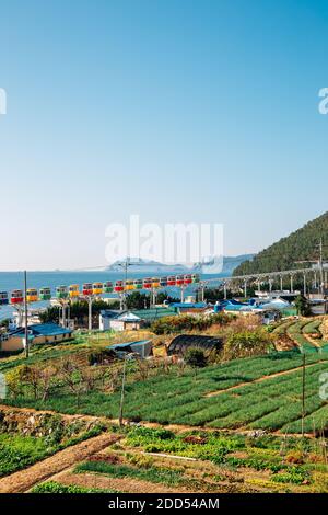 Blick auf das Dorf Cheongsapo und das blaue Meer in Busan, Korea Stockfoto