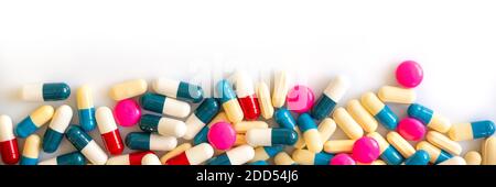 Bunte Pillen und Medikamente auf panoramisch weißem Hintergrund mit Kopierraum, Gesundheit und Medikamentenkonzept Stockfoto