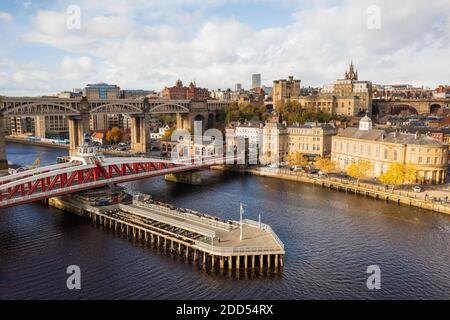 Newcastle Großbritannien: 25.. Oktober 2020, Blick auf den Newcastle Quayside im Herbst mit hübschen gelben Bäumen am Fluss Tyne Stockfoto