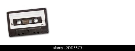 Altes Audiokassettenband isoliert auf weißem Panoramafenster Stockfoto
