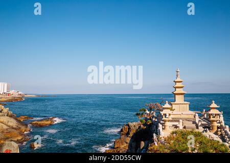 Steinturm mit blauem Ozean am Haedong Yonggungsa Tempel in Busan, Korea Stockfoto