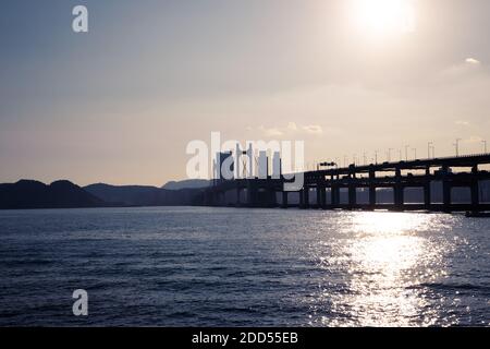 Sonnenuntergang über der Gwangan Brücke und blauem Ozean in Busan, Korea Stockfoto