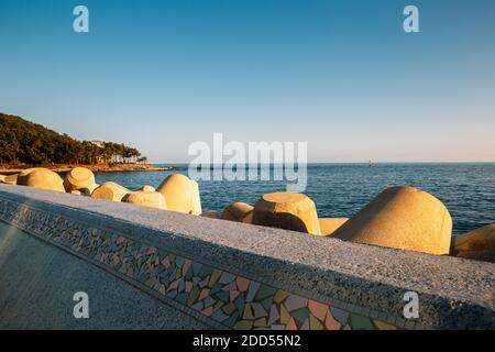 Haeundae Strand mit Dongbaekseom Insel in Busan, Korea Stockfoto