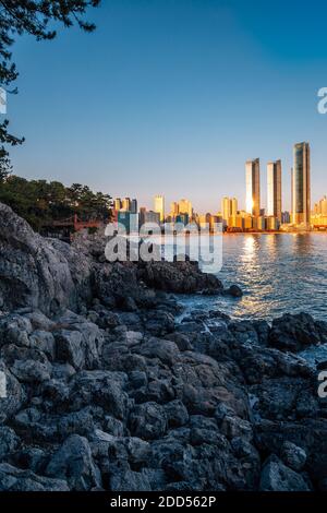Haeundae Strand und Dongbaekseom Insel bei Sonnenuntergang in Busan, Korea Stockfoto