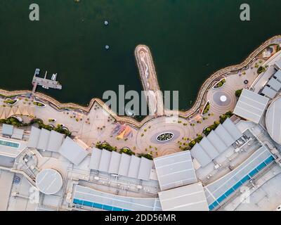 RAS al Khaimah, Vereinigte Arabische Emirate - 23. Oktober 2020: Luftaufnahme der Manar Mall und der Promenade im Emirat Ras al Khaimah im Vereinigten Arabischen Emirat Stockfoto