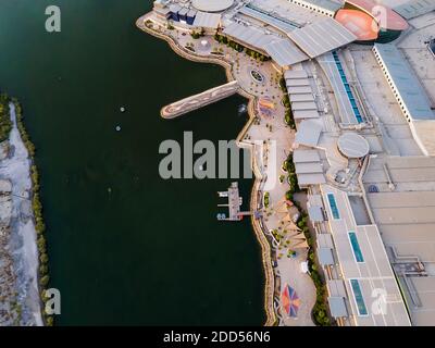 RAS al Khaimah, Vereinigte Arabische Emirate - 23. Oktober 2020: Luftaufnahme der Manar Mall und der Promenade im Emirat Ras al Khaimah im Vereinigten Arabischen Emirat Stockfoto