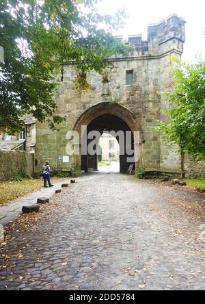 Hauptgewölbtes Tor und Eingang zur Whalley Abbey, Lancashire, Großbritannien 2020 - 1296 zogen die Mönche von Stanlow Point, Cheshire nach Norden nach Whalley, Lancashire, wo sie ein neues Kloster neben dem Fluss Calder bauten. An der Stelle befand sich bereits eine Kapelle, die von Peter von Chester, dem Rektor von Whalley, errichtet wurde, und das Gebäude aus dem 13. Jahrhundert wurde in das neue Kloster integriert. Der Grundstein für die neue Abteikirche wurde im Juni 1296 von Henry de Lacy, dem 10. Baron von Halton, gelegt. Stockfoto